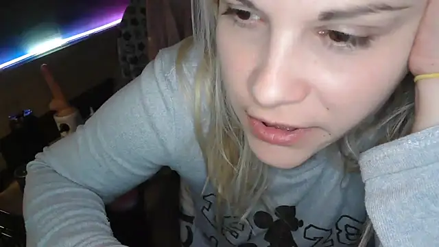 Snapshot of LaRa_forU chatting on March 22, 2025, 9:42 pm LaRa forU online show from March 22, 2025, 9:42 pm