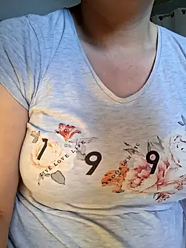 Snapshot of LaRa_forU chatting on October 2, 2025, 10:11 am LaRa forU online show from October 2, 2025, 10:11 am