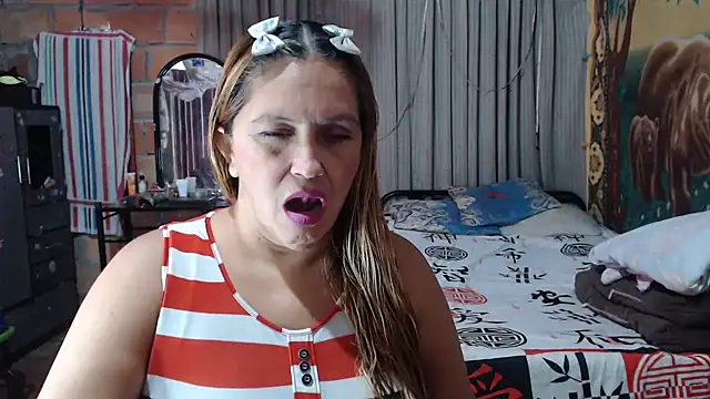 Snapshot of mom_son_dirty chatting on February 3, 2026, 2:00 pm mom son dirty online show from February 3, 2026, 2:00 pm