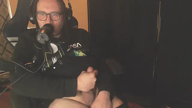 Snapshot of chicostick413 chatting on January 7, 2026, 3:36 pm chicostick413 online show from January 7, 2026, 3:36 pm