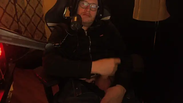 Snapshot of chicostick413 chatting on February 11, 2026, 12:37 am chicostick413 online show from February 11, 2026, 12:37 am