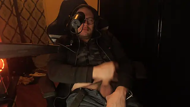 Snapshot of chicostick413 chatting on February 16, 2026, 3:24 am chicostick413 online show from February 16, 2026, 3:24 am