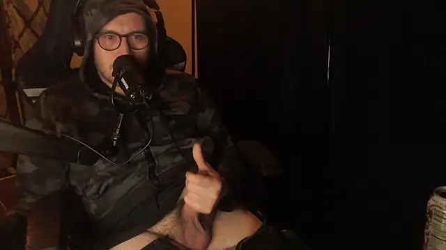 Snapshot of chicostick413 chatting on March 16, 2026, 1:33 am chicostick413 online show from March 16, 2026, 1:33 am