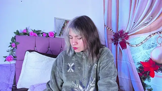 Snapshot of GilaKat chatting on December 7, 2024, 7:49 am GilaKat online show from December 7, 2024, 7:49 am