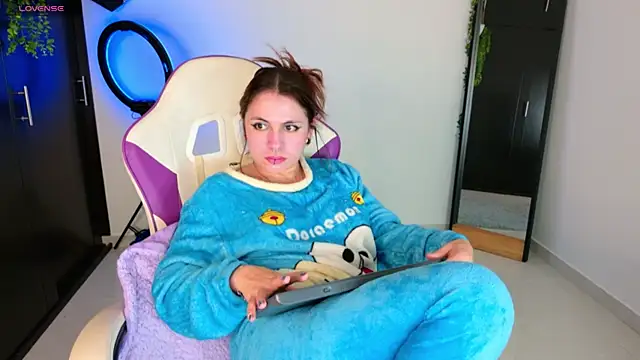 Snapshot of GilaKat chatting on October 13, 2025, 5:51 am GilaKat online show from October 13, 2025, 5:51 am