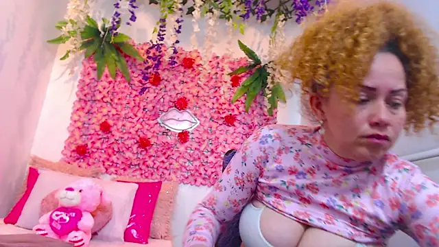 Snapshot of BLONDE_SEXYHOT chatting on October 17, 2025, 5:26 pm BLONDE SEXYHOT online show from October 17, 2025, 5:26 pm