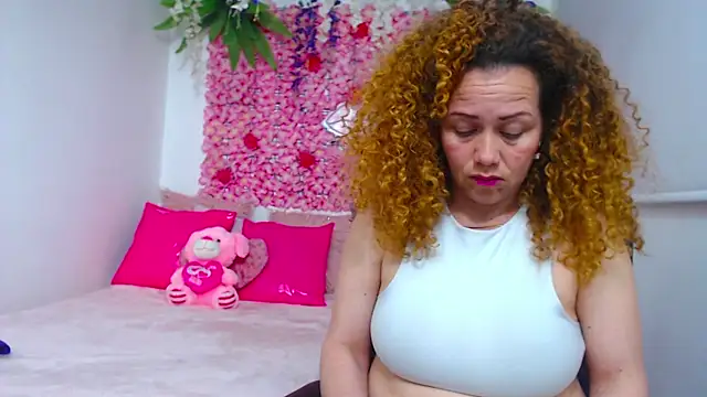 Snapshot of BLONDE_SEXYHOT chatting on October 18, 2025, 9:48 pm BLONDE SEXYHOT online show from October 18, 2025, 9:48 pm