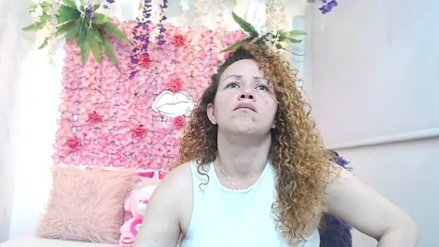 Snapshot of BLONDE_SEXYHOT chatting on November 18, 2025, 11:59 pm BLONDE SEXYHOT online show from November 18, 2025, 11:59 pm