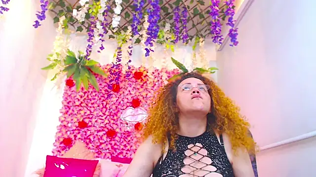 Snapshot of BLONDE_SEXYHOT chatting on December 4, 2025, 7:00 pm BLONDE SEXYHOT online show from December 4, 2025, 7:00 pm