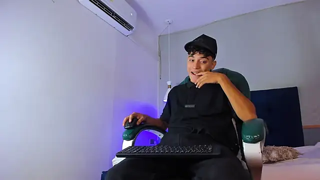 Snapshot of Austin_Cardieff chatting on January 22, 2025, 2:59 am Austin Cardieff online show from January 22, 2025, 2:59 am