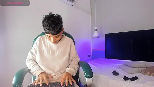 Snapshot of Austin_Cardieff chatting on January 24, 2025, 3:43 am Austin Cardieff online show from January 24, 2025, 3:43 am