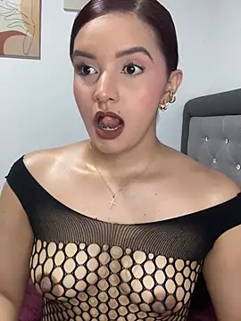 Melanyprada online show from May 15, 2026, 5:14 am