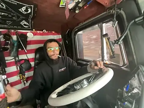 Snapshot of XMeF10 chatting on December 4, 2025, 2:48 pm XMeF10 online show from December 4, 2025, 2:48 pm