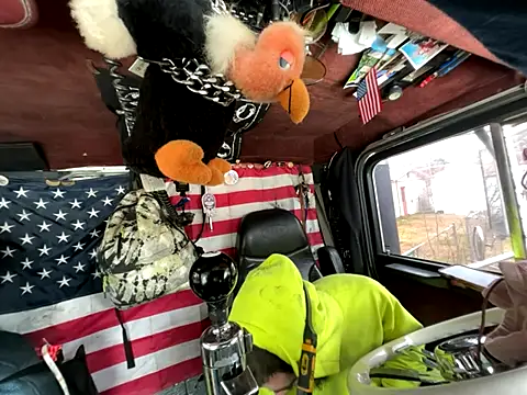 Snapshot of XMeF10 chatting on December 14, 2025, 7:07 pm XMeF10 online show from December 14, 2025, 7:07 pm