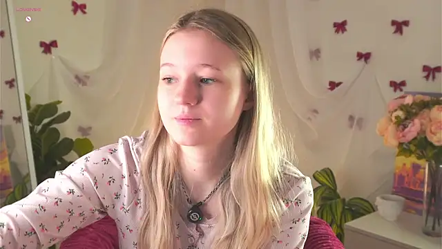 MaydaFoulk online show from April 5, 2026, 1:14 am