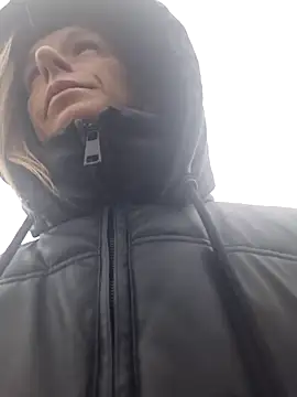 YourJuliena online show from January 12, 2025, 12:23 pm