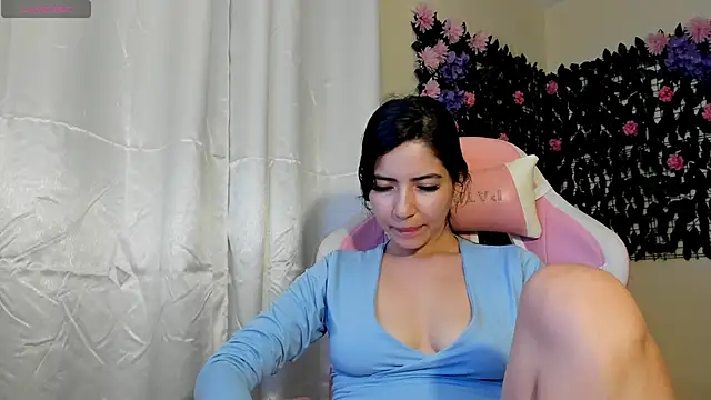 sweetieandjuicyy online show from December 21, 2025, 5:03 am