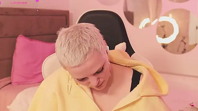 LikaBerry1 online show from February 12, 2026, 3:29 pm