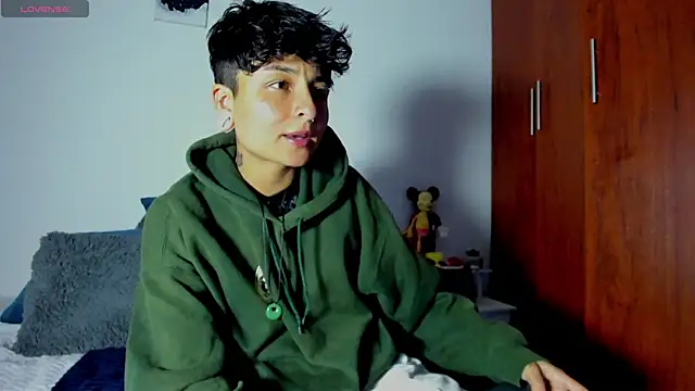 Snapshot of ZuryRamirez_ chatting on January 6, 2025, 12:16 am ZuryRamirez  online show from January 6, 2025, 12:16 am