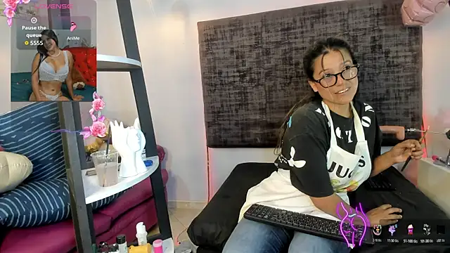 sharoncute1 online show from November 12, 2025, 9:47 pm