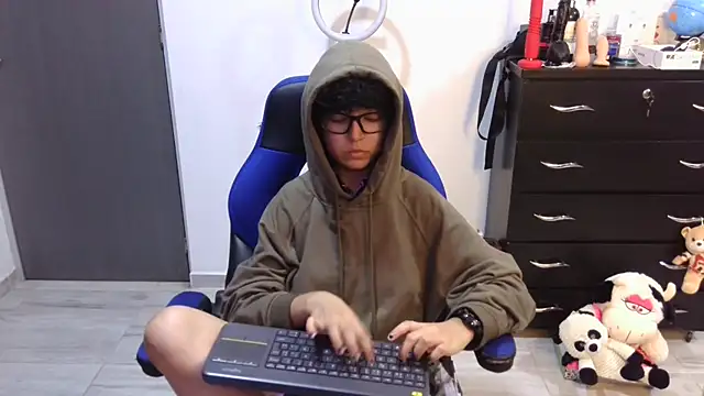 thomascooper7 online show from April 21, 2026, 9:28 pm