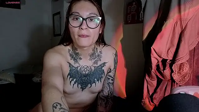 kittenlizz online show from March 18, 2026, 6:55 pm