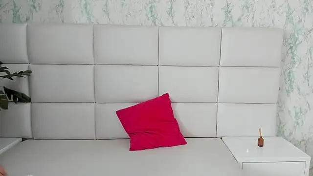 MIA  SAENZ online show from December 23, 2024, 1:24 pm