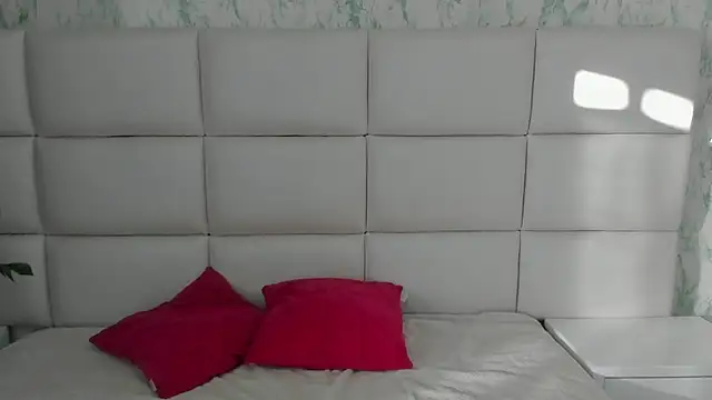 MIA  SAENZ online show from January 17, 2025, 11:59 am