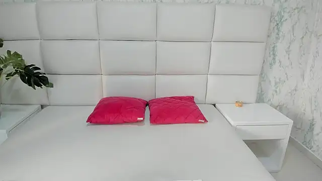 MIA  SAENZ online show from March 13, 2025, 12:02 pm