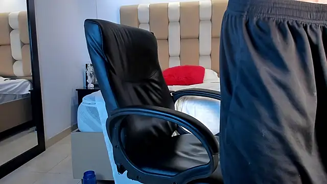 Snapshot of Aaron_Scoot chatting on December 8, 2024, 12:18 am Aaron Scoot online show from December 8, 2024, 12:18 am