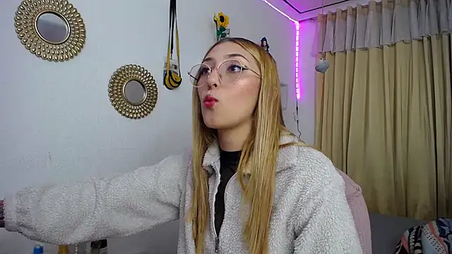 Snapshot of Soffy-brooks chatting on March 5, 2025, 3:08 am Soffy-brooks online show from March 5, 2025, 3:08 am