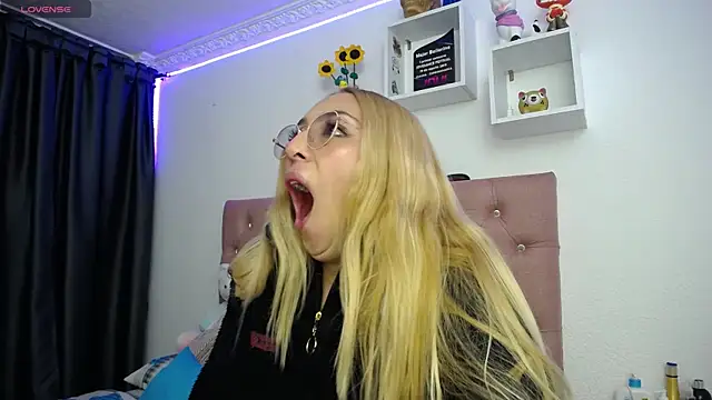 Snapshot of Soffy-brooks chatting on October 13, 2025, 5:07 am Soffy-brooks online show from October 13, 2025, 5:07 am