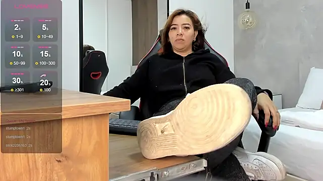 Snapshot of alma_fenix chatting on October 28, 2025, 12:30 pm alma fenix online show from October 28, 2025, 12:30 pm