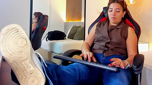 Snapshot of alma_fenix chatting on November 4, 2025, 12:26 pm alma fenix online show from November 4, 2025, 12:26 pm