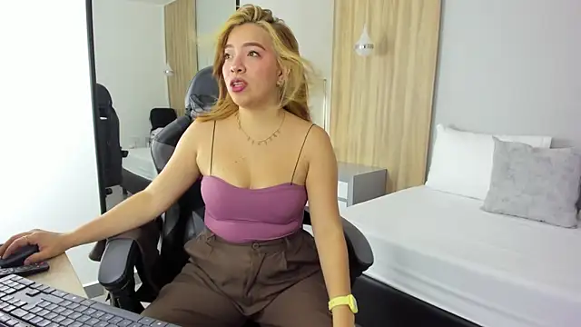 Snapshot of alma_fenix chatting on December 2, 2025, 6:58 pm alma fenix online show from December 2, 2025, 6:58 pm