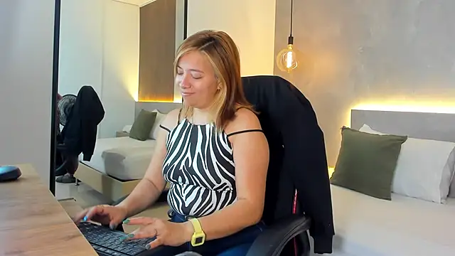 Snapshot of alma_fenix chatting on December 15, 2025, 12:53 pm alma fenix online show from December 15, 2025, 12:53 pm