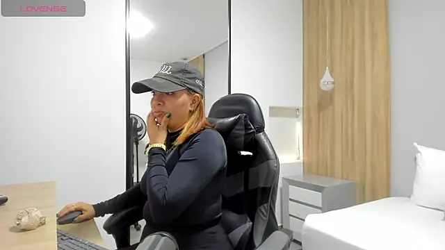 Snapshot of alma_fenix chatting on December 16, 2025, 12:32 pm alma fenix online show from December 16, 2025, 12:32 pm