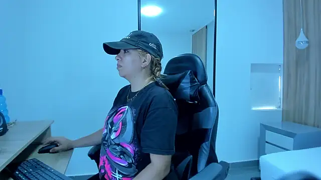 Snapshot of alma_fenix chatting on December 22, 2025, 12:35 pm alma fenix online show from December 22, 2025, 12:35 pm