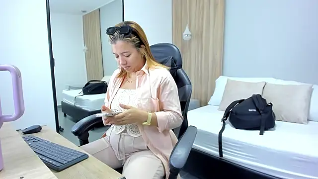 Snapshot of alma_fenix chatting on January 14, 2026, 12:11 pm alma fenix online show from January 14, 2026, 12:11 pm