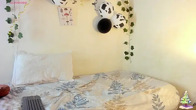 Snapshot of hilary-08 chatting on December 4, 2024, 4:54 am hilary-08 online show from December 4, 2024, 4:54 am