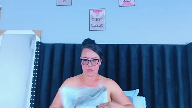 hotlatinateacher online show from February 12, 2026, 5:52 pm