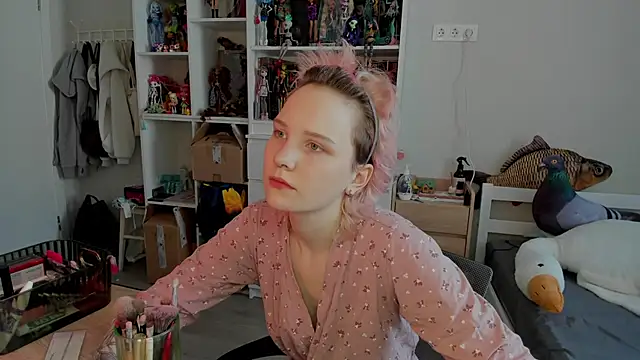 Snapshot of School_Love chatting on February 18, 2026, 7:04 am School Love online show from February 18, 2026, 7:04 am