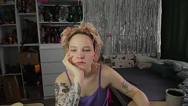 Snapshot of School_Love chatting on April 2, 2026, 7:06 am School Love online show from April 2, 2026, 7:06 am