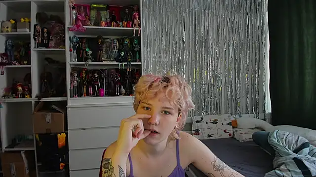 Snapshot of School_Love chatting on April 3, 2026, 7:06 am School Love online show from April 3, 2026, 7:06 am