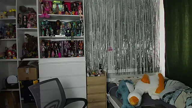 Snapshot of School_Love chatting on April 5, 2026, 7:05 am School Love online show from April 5, 2026, 7:05 am