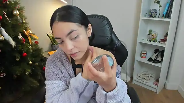  BellaEvans  online show from December 17, 2025, 5:57 am