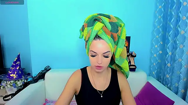 LindaaLu online show from November 18, 2025, 3:01 am