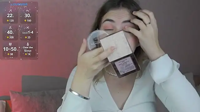 chloi hes online show from December 4, 2024, 9:40 am