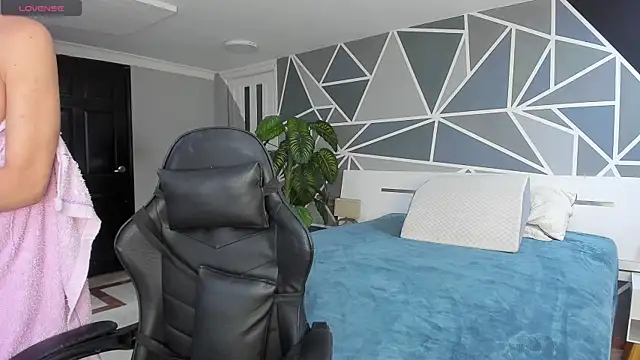 charolbruce 1 online show from March 19, 2025, 11:50 am