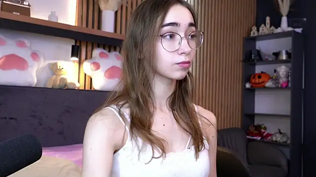 PollyBeev online show from November 7, 2025, 7:30 am